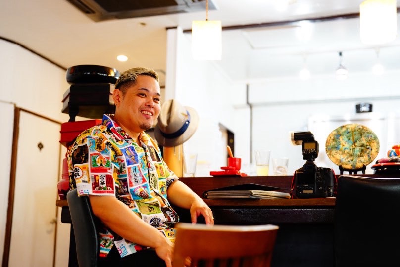 店内でくつろぐYAMASHiRO オーナーシェフ 山城 徳人